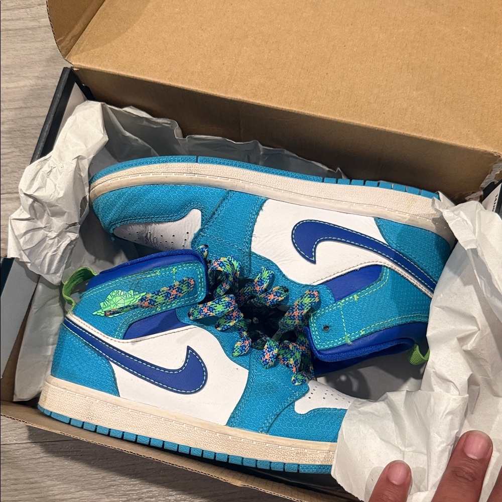 Nike Kids Shoes Blue and White - Picture 5 of 5